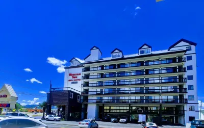 Mountain Vista Inn & Suites - Near the Island InPigeon Forge โรงแรมใกล้Brian Hoffman's Remembering Red - A Tribute to Red Skelton