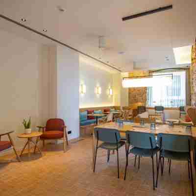Port Plaza Apartments Dining/Meeting Rooms