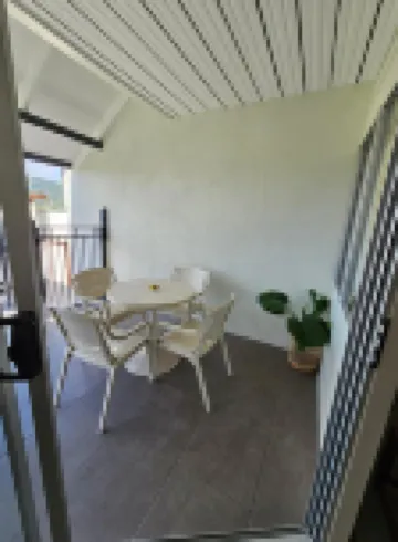 Airlie Seaview Apartments