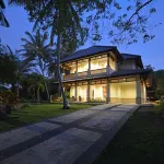 Villa Biru Tanjung Lesung Hotel dekat Batu Hideung Beach