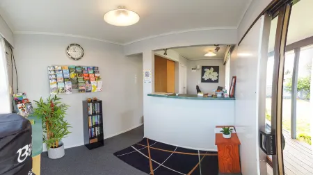 Fiesta Court Motel Отели в г. Уонгануи