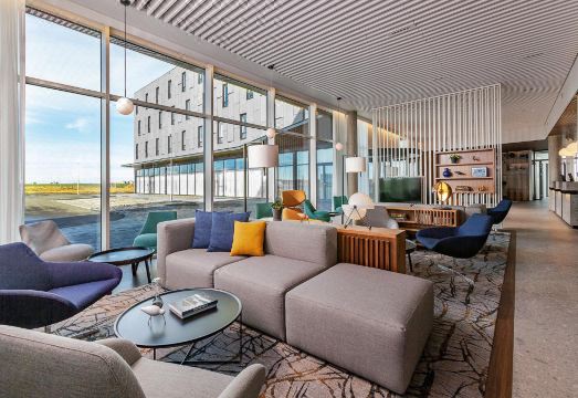 공항 셔틀 버스 및 로비 전경