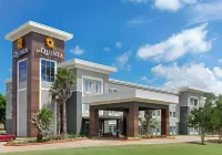 La Quinta Inn & Suites by Wyndham Jacksonville TX Hotel in zona Rusk, TX Footbridge