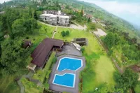 Lembang Asri Resor - piscina