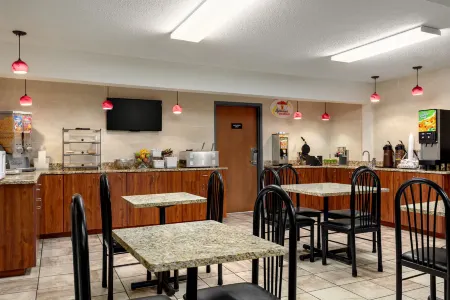 Super 8 by Wyndham Germantown/Milwaukee