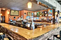 Quality Hotel & Suites at the Falls - bar