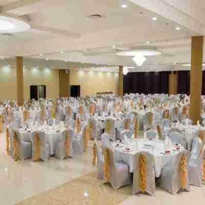Crossroads Hotel Dining/Meeting Rooms