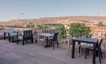 Tafana Cave & Stone Lodge