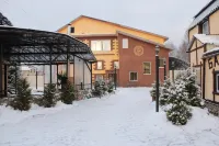 Starye traditsii Hotels near Oreshek Fortress