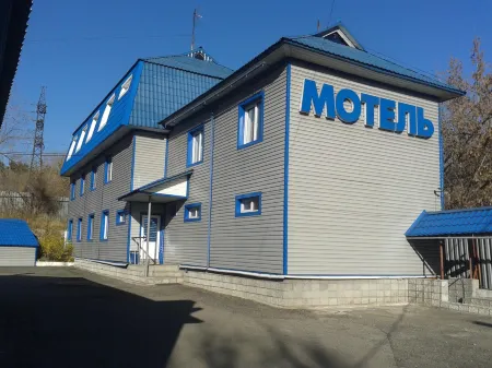 Турист Отели рядом с достопримечательностью «Выставочный зал»