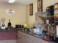 Super 8 by Wyndham Dubuque - Breakfast