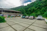 Ariana Family Hotel - parking