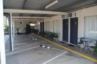 Black Diamond Motel - parking