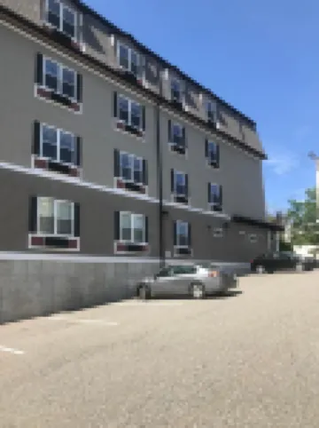 โรงแรมเครสเซนท์ สวีทส์