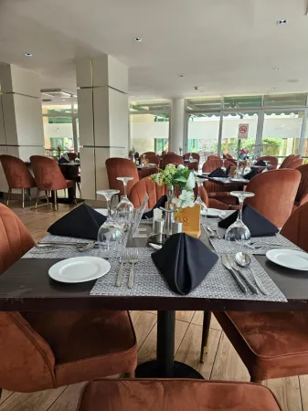 Alisa Hotel North Ridge Отели рядом с достопримечательностью «Университет Докса Опен в Абро Медия Кампус»