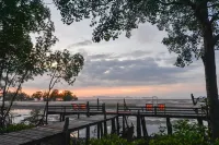 The Bananas Bungalows & Restaurant