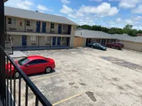 Texas Inn Seguin - Parking
