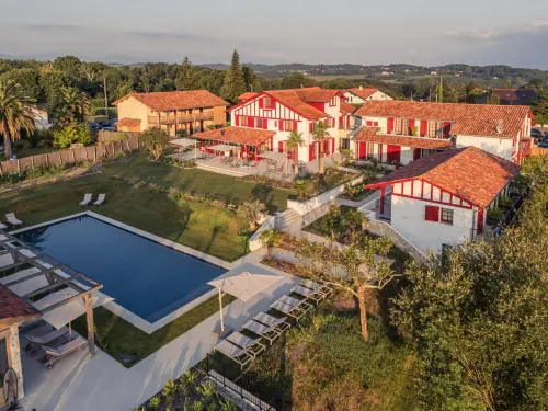 Hôtel INDARRA & Spa - Piscine Hotels in Ahetze