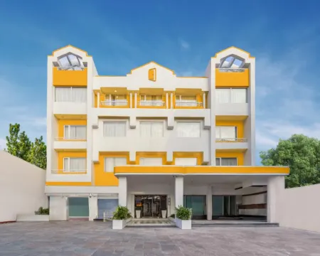 บลูม โฮเทล คัทรา โรงแรมในกัตรัช