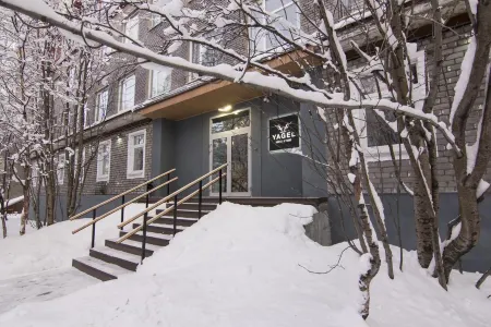 Ягель Хостел Отели рядом с достопримечательностью «Защитникам Советского Заполярья в годы Великой Отечественной войны»