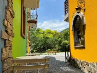 Brookburg Hotels near Artemis Garden