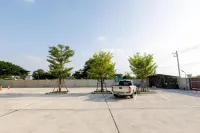 Le Lert Hotel Ratchaburi - Parking