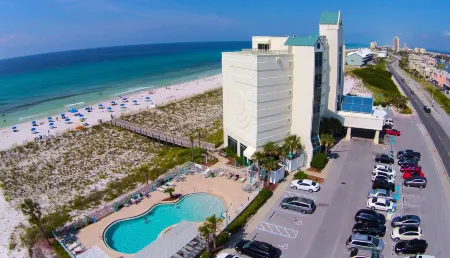 Holiday Inn Express Pensacola Beach Отели рядом с достопримечательностью «Pensacola Beach Gulf Pier»
