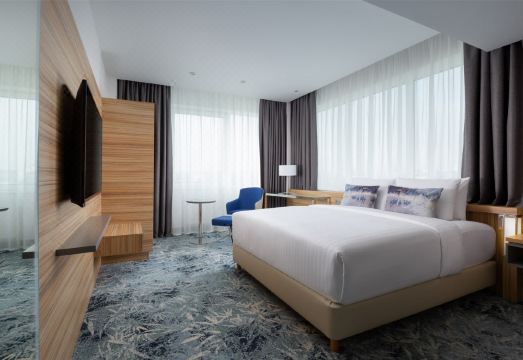 Courtyard 호텔의 모던한 객실 내부