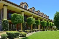 Best Western Plus Raffles Inn & Suites