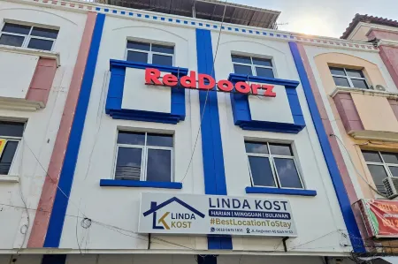 RedDoorz Near Palembang Square Mall 2 Отели в г. Demang Lebar Daun