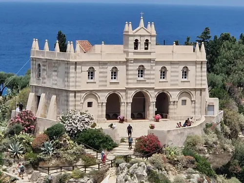 The Lady C - High Apartments