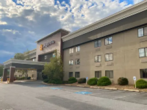 La Quinta Inn & Suites by Wyndham Harrisburg Airport Hershey Hotels in Dauphin County