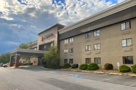 La Quinta Inn & Suites by Wyndham Harrisburg Airport Hershey