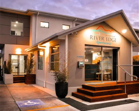 อัลเวอร์สโตน ริเวอร์เอ็ดจ์ อพาร์ทเมนท์ส โรงแรมในUlverstone