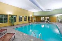 La Quinta Inn & Suites by Wyndham Olathe - Pools