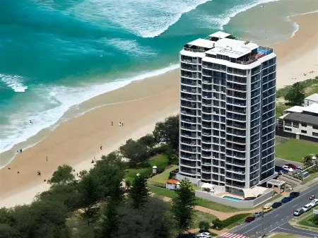 Golden Sands on the Beach - Absolute Beachfront Apartments Отели рядом с достопримечательностью «Мейн Бич»