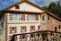 Starye traditsii Hotels near Oreshek Fortress