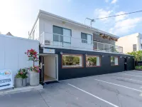 Surf Inn Boutique Backpackers - Free Breakfast インフィニティアトラクション周辺のホテル
