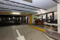 Golden Hills Motel - Motel