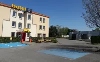 Hotelf1 Massieux - parking