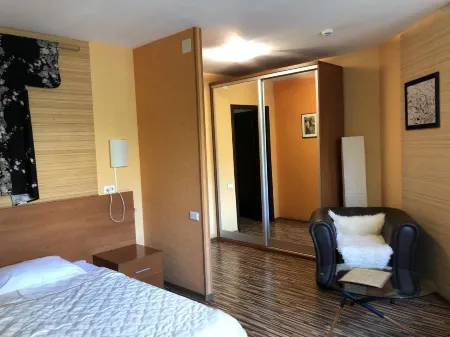 Галерея (бывш. Сакура) Отели рядом с достопримечательностью «Памятник Омару Хайяму»