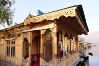 White House Group of Houseboats