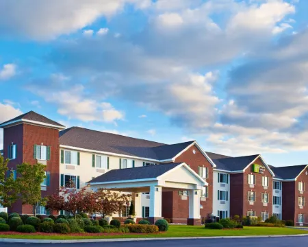 Holiday Inn Express & Suites ACME -特拉弗斯城 阿克米酒店