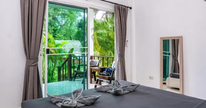 ห้องเตียงใหญ่ พร้อมวิวสวน