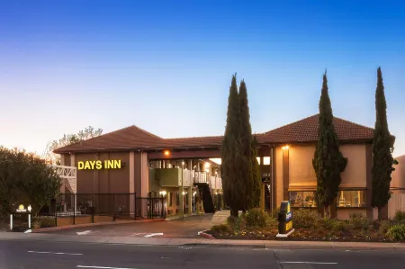 Days Inn by Wyndham Pinole Berkeley Отели рядом с достопримечательностью «Риджинал Паркс Ботаник Гарден»