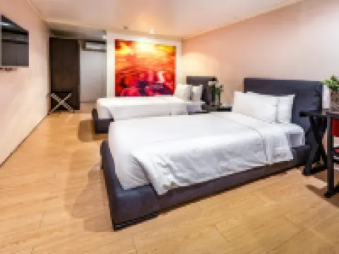 Green Sun Hotel Hotels near Magallanes Station