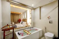 A Santorini Home - by le Rêve 5Mins from Mall Road - Hot Tub