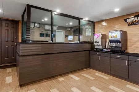 Travelodge by Wyndham South Hackensack Отели рядом с достопримечательностью «Hasbrouck Heights Recreation»