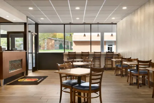 Super 8 by Wyndham Liverpool/Syracuse North Airport Отели в г. Салина