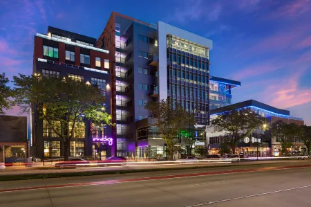 Moxy Madison Downtown Отели рядом с достопримечательностью «Аллайант Энерджи Сентер»